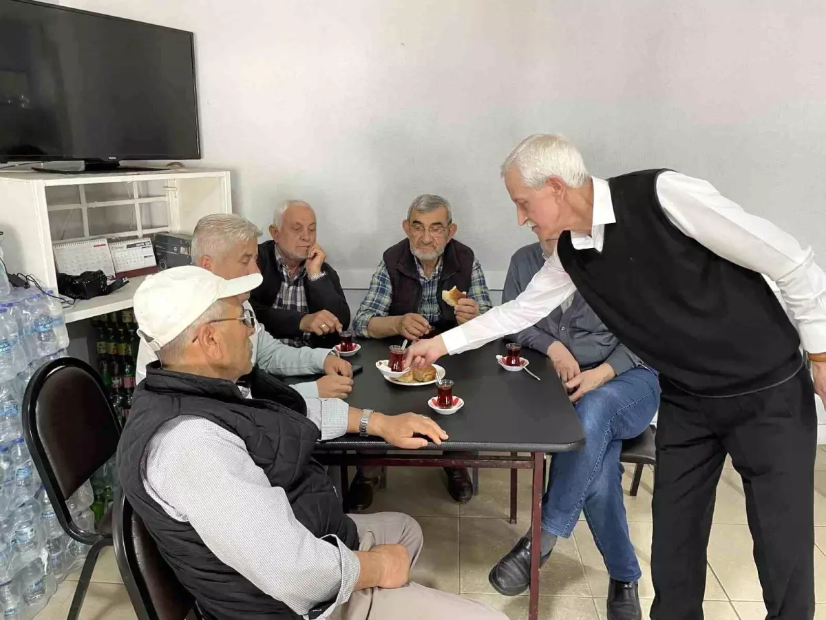 Mahalle Kahvesini Yarım Asırdır Takım Elbisesi ile İşletiyor