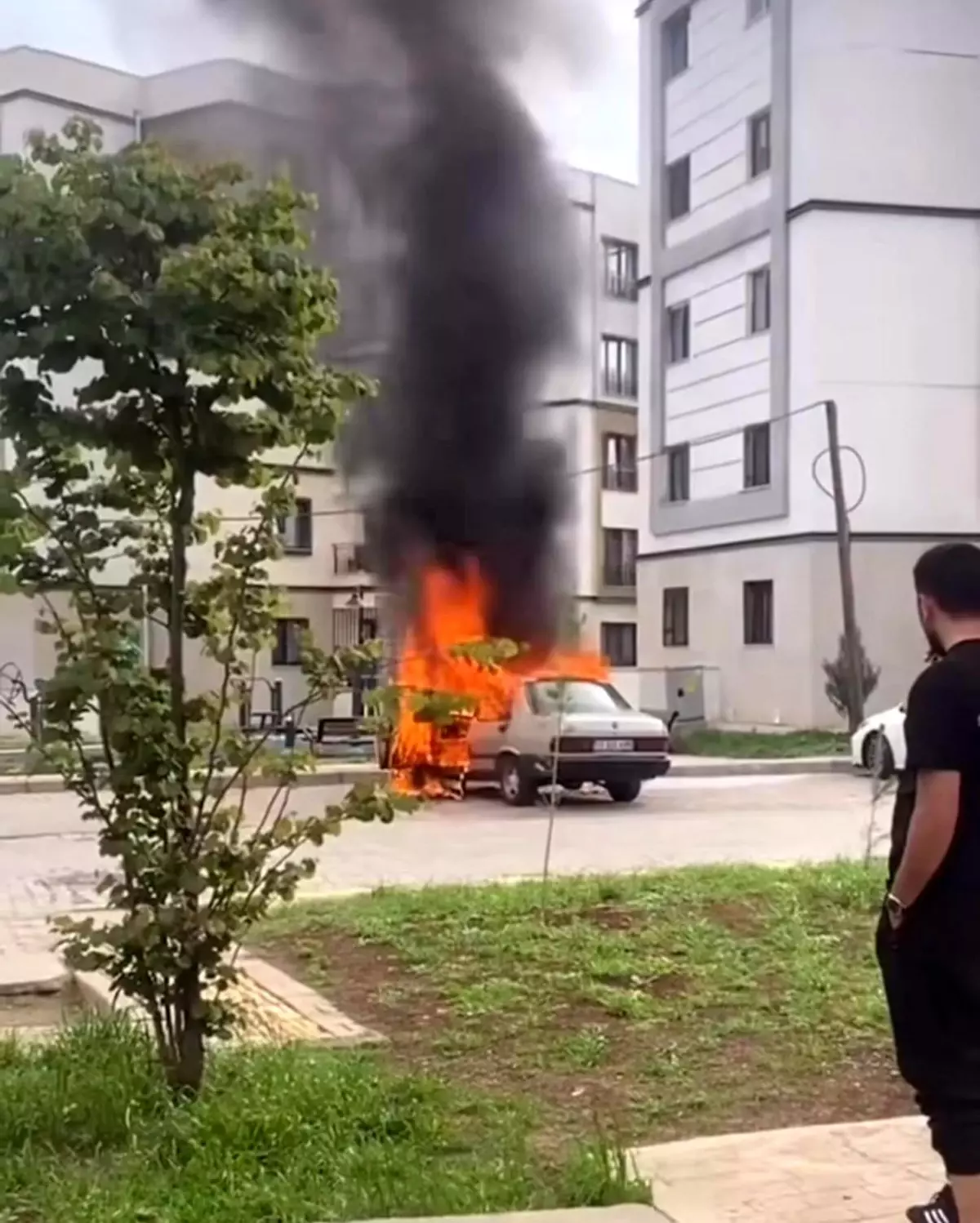 Diyarbakır'da Park Halindeki Araç Alev Aldı