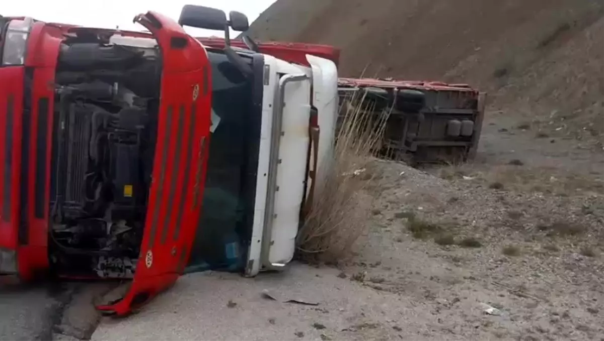 Erzincan'da Tır Devrildi, Sürücü Yaralandı