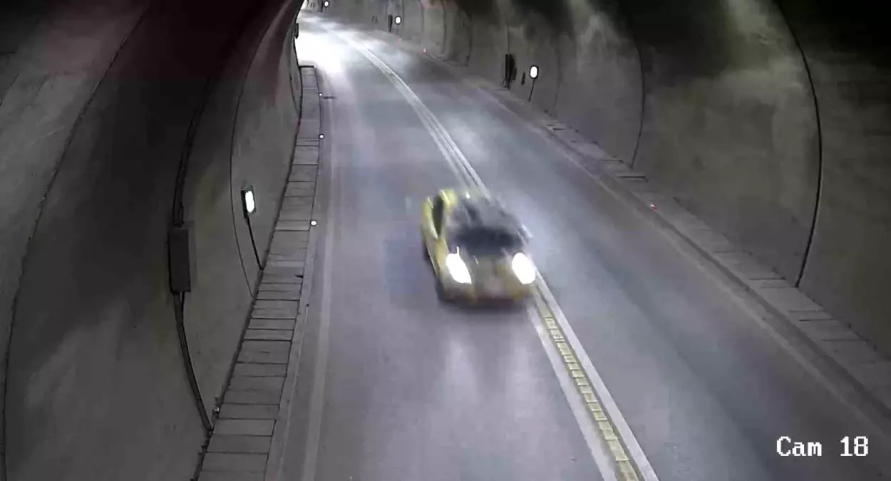 Taksinin Kaputu Açıldı, Sürücü Kazayı Önledi