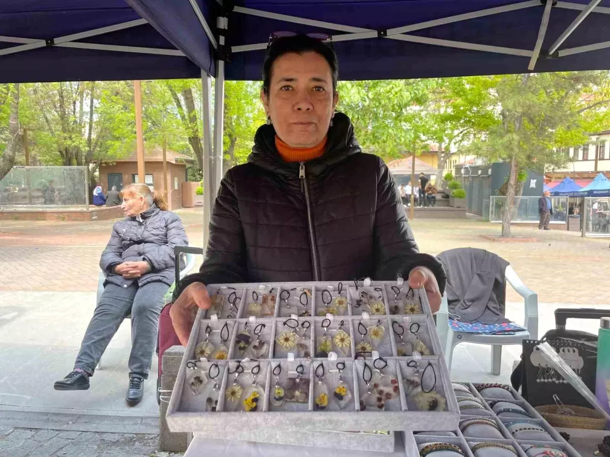 Eskişehir'de Canlı Çiçek Kolyeleri İlgi Gören El Sanatları