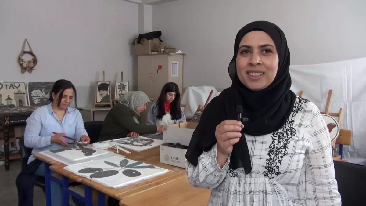 Kumlu'da Kadınlar Mozaik Sanatıyla Sosyalleşiyor