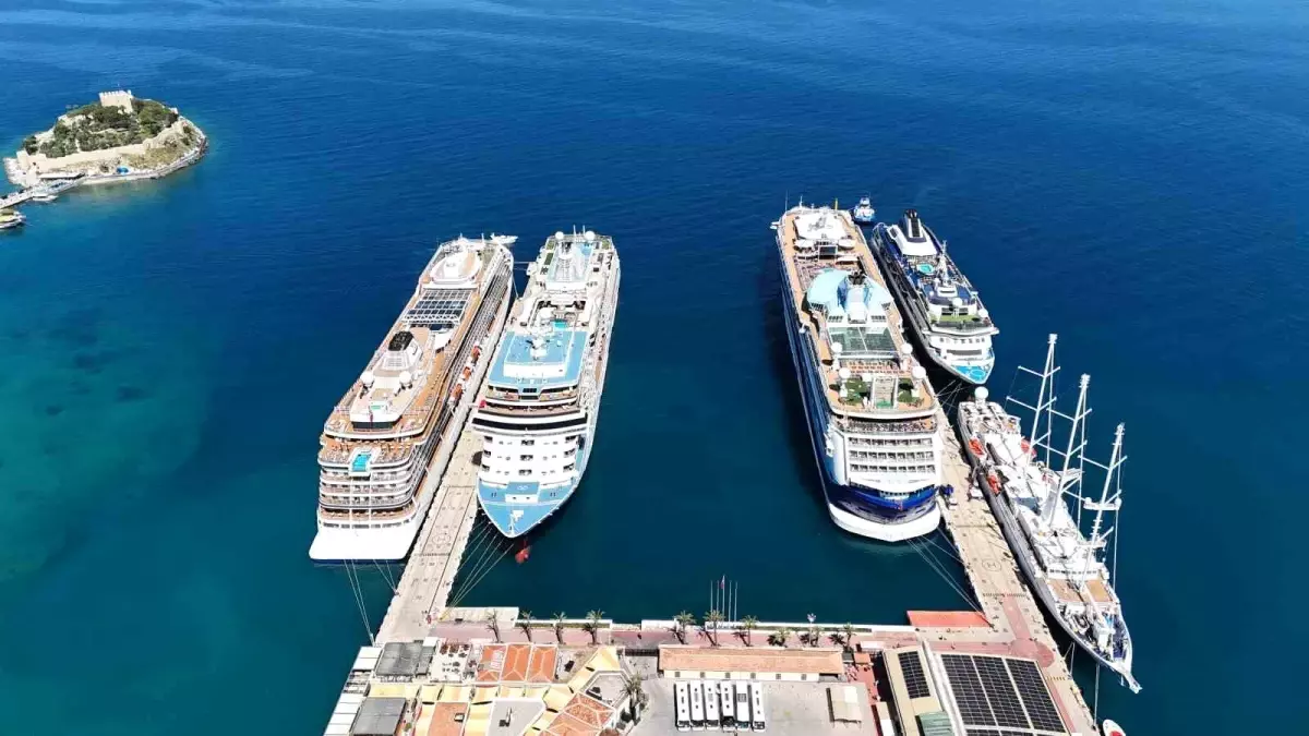 Kuşadası'na 5 Kruvaziyer Gemisiyle 4.902 Turist Geldi