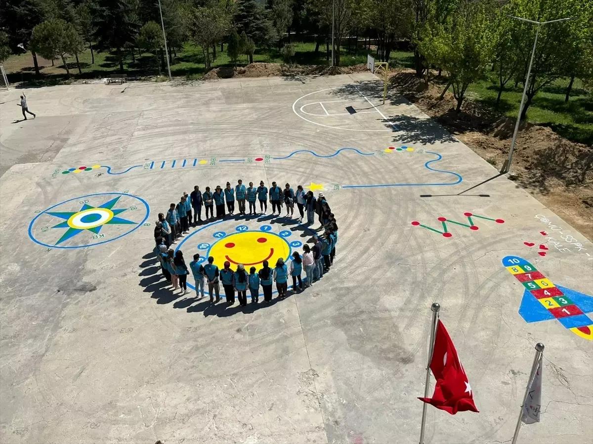 Okul Bahçesi Renkleniyor