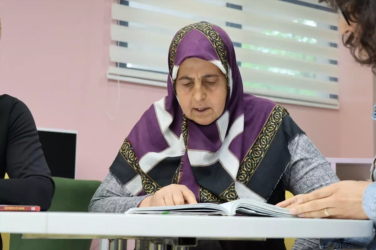 Çalışmaya gittiği okulda 49 yaşında çocukluk hayali okuma yazmayı öğrendi