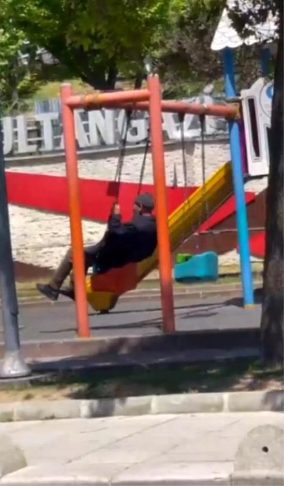 Yaşlı Adam Salıncakta Çocukluğuna Dönüyor