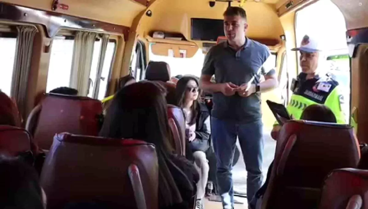 Manisa'da Jandarma Sivil Otobüste Denetim Yaparak Yolcuları Bilgilendirdi