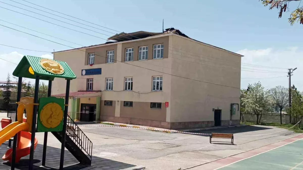 Van'da Fırtına Okulun Çatısını Uçurdu