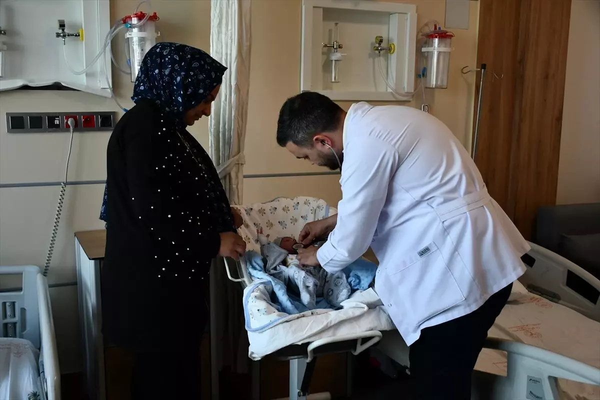 Bebeğin Yemek Borusundaki Badem Şekeri Çıkarıldı
