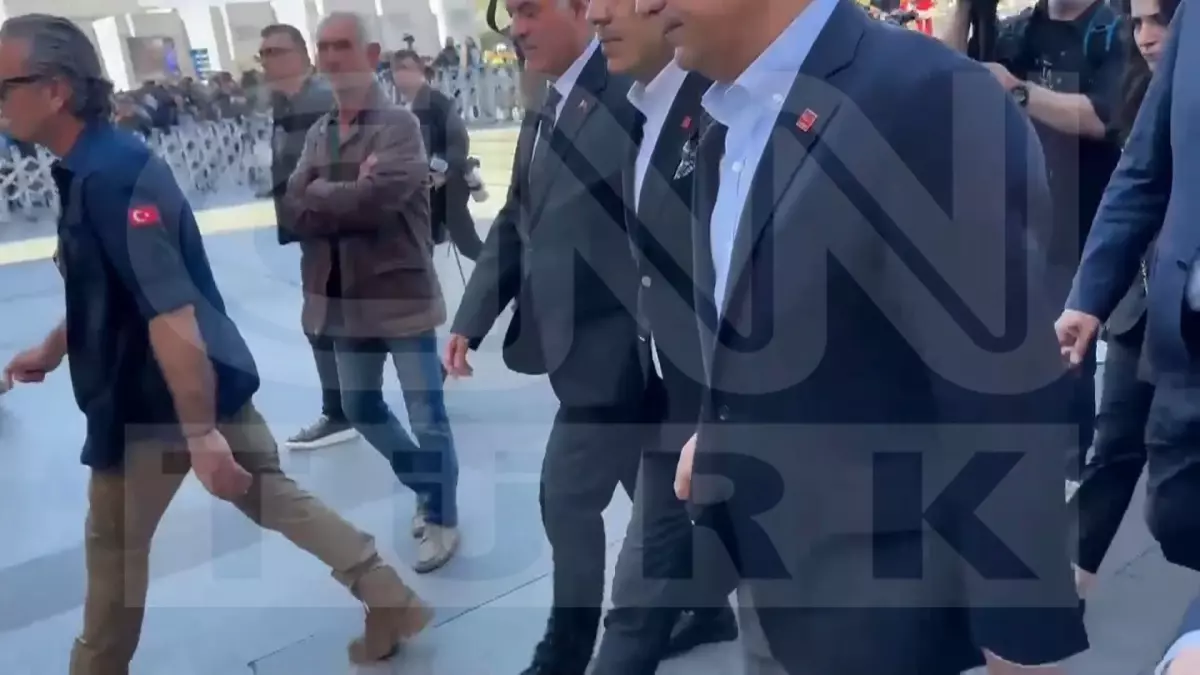 Özgür Özel'e Saldırı Anları Görüntülendi