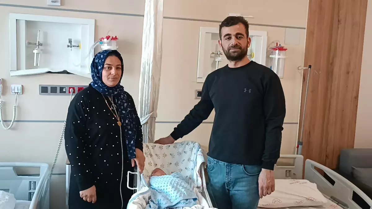 16 Günlük Bebek Badem Şekerine Takıldı