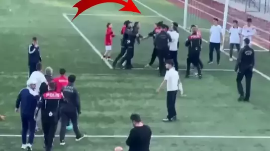 U-15 Futbol Ligi şampiyonluk maçında ortalık karıştı! Polis sahaya indi