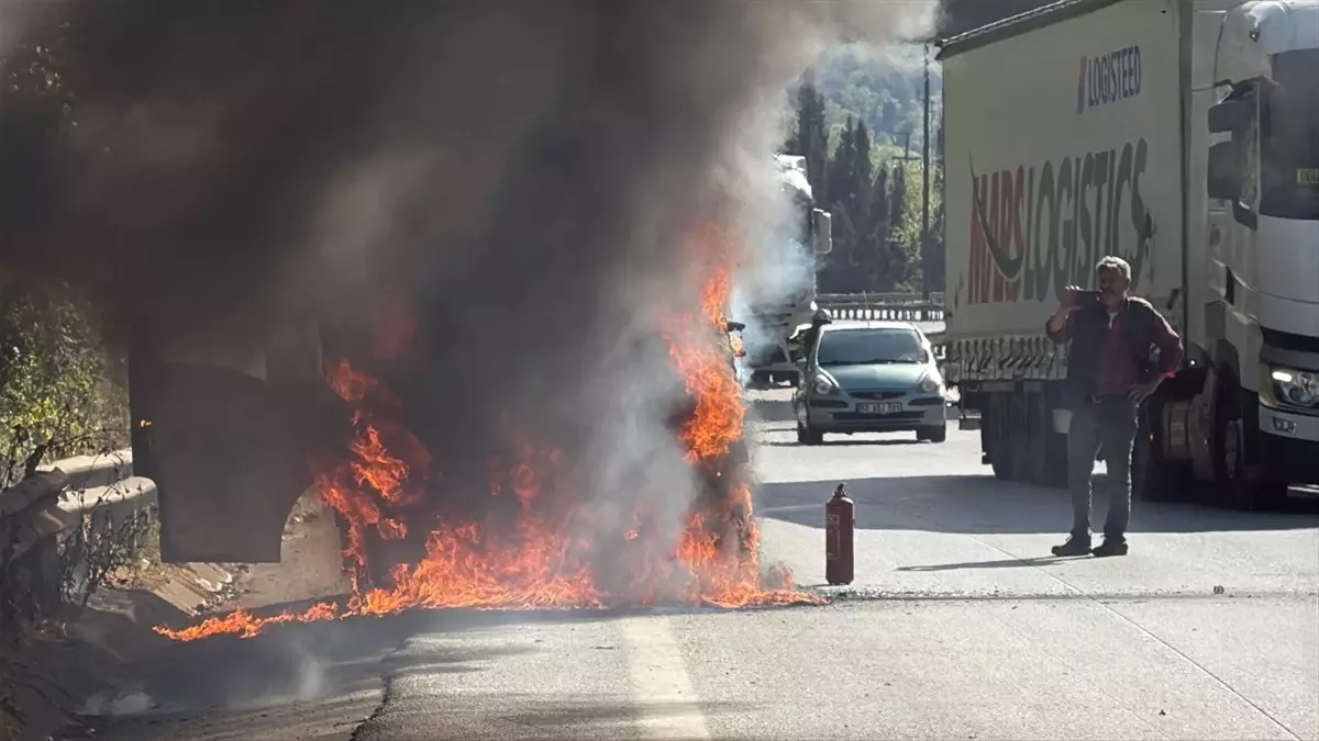 Anadolu Otoyolu'nda Kamyonet Yandı