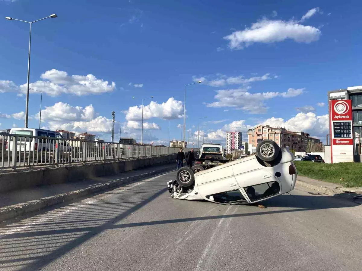 Sivas'ta Trafik Kazası: 3 Yaralı