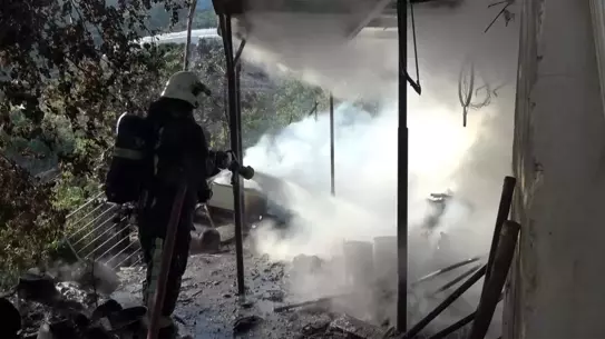 Alanya'da Anız Yangını Evi Ateşe Verdi