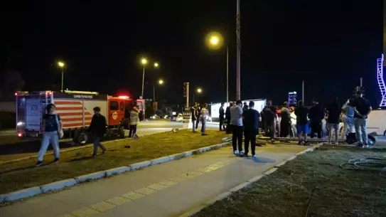İzmir'de Takla Atan Araç Trafik Lambasına Çarptı