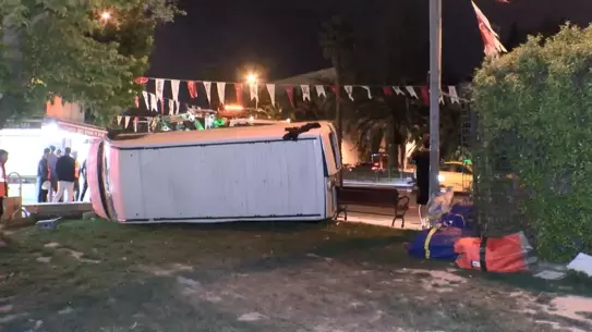 Fatih'te Minibüs Devrildi, Sürücü Kurtuldu