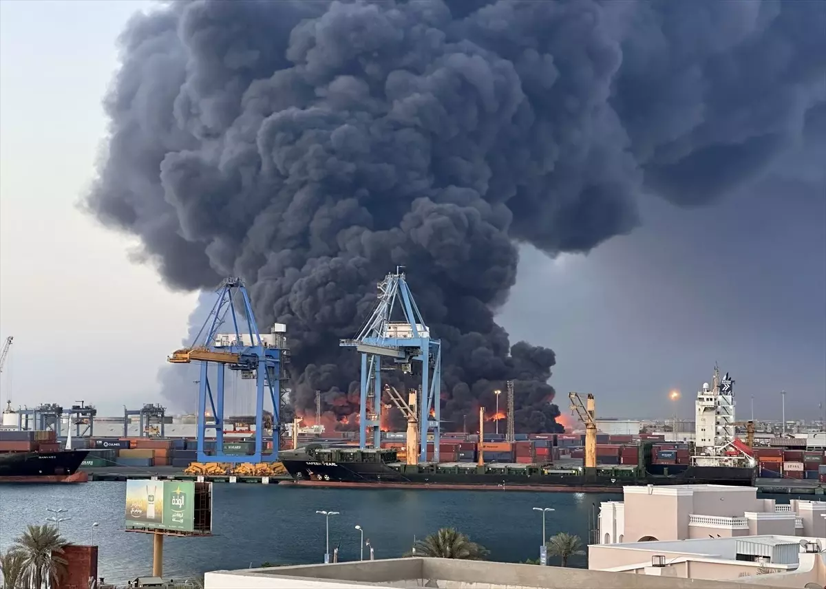 Port Sudan'da Patlamalar ve Yangınlar