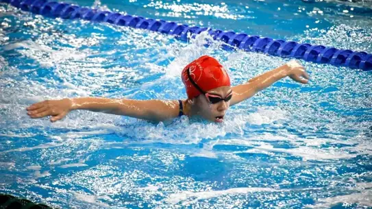 Balıkesir'de Yüzme Şampiyonası Coşkusu