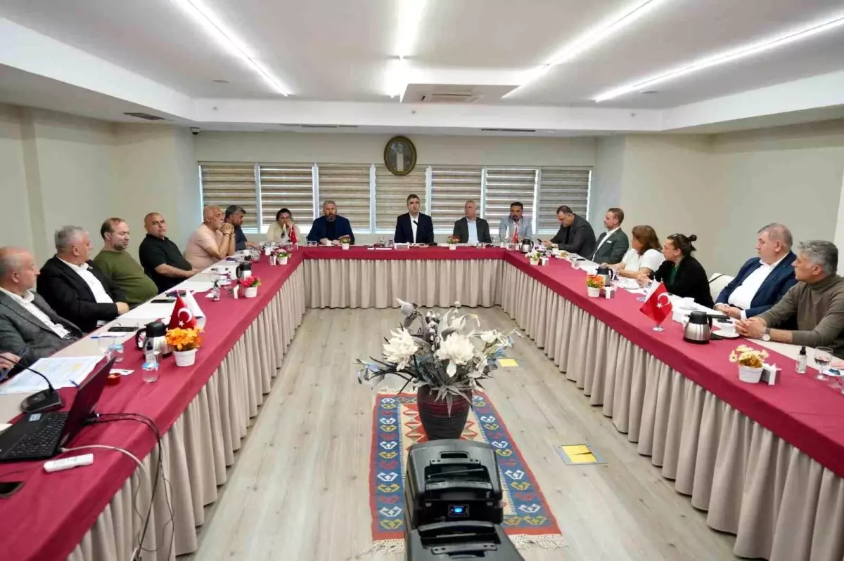 Kartal'da Muhtarlar Toplantısı: Kentsel Dönüşüm ve Deprem Güvenliği Konuları Ele Alındı