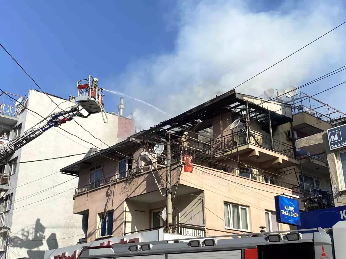 İzmir'de Çatı Katında Yangın