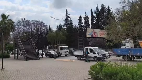 Adana'da TIR, Yaya Üst Geçidine Çarptı