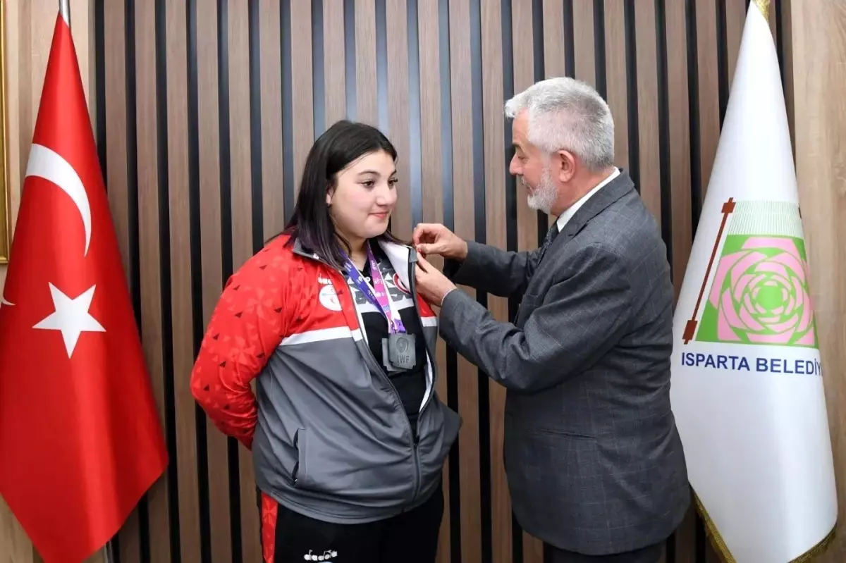 Fatma Gül Çevik, Gençler Dünya Halter Şampiyonası'nda Altın Madalya Kazandı