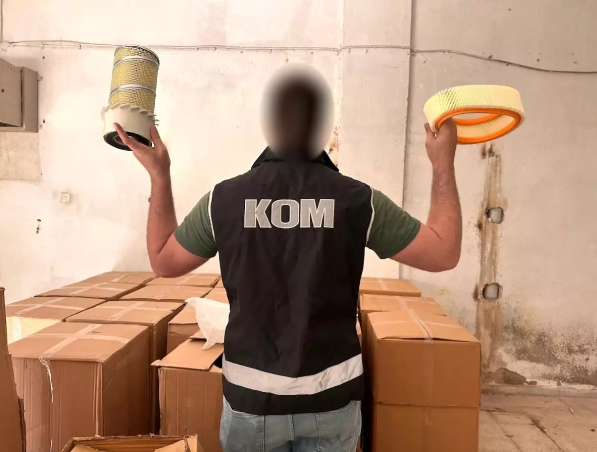 İzmir'de Kaçak Oto Yedek Parça ve Akaryakıt Operasyonu