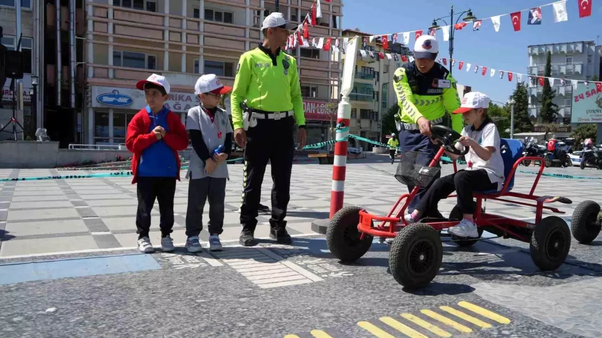 Burdur'da Karayolu Trafik Haftası'nda Çocuklara Uygulamalı Eğitim