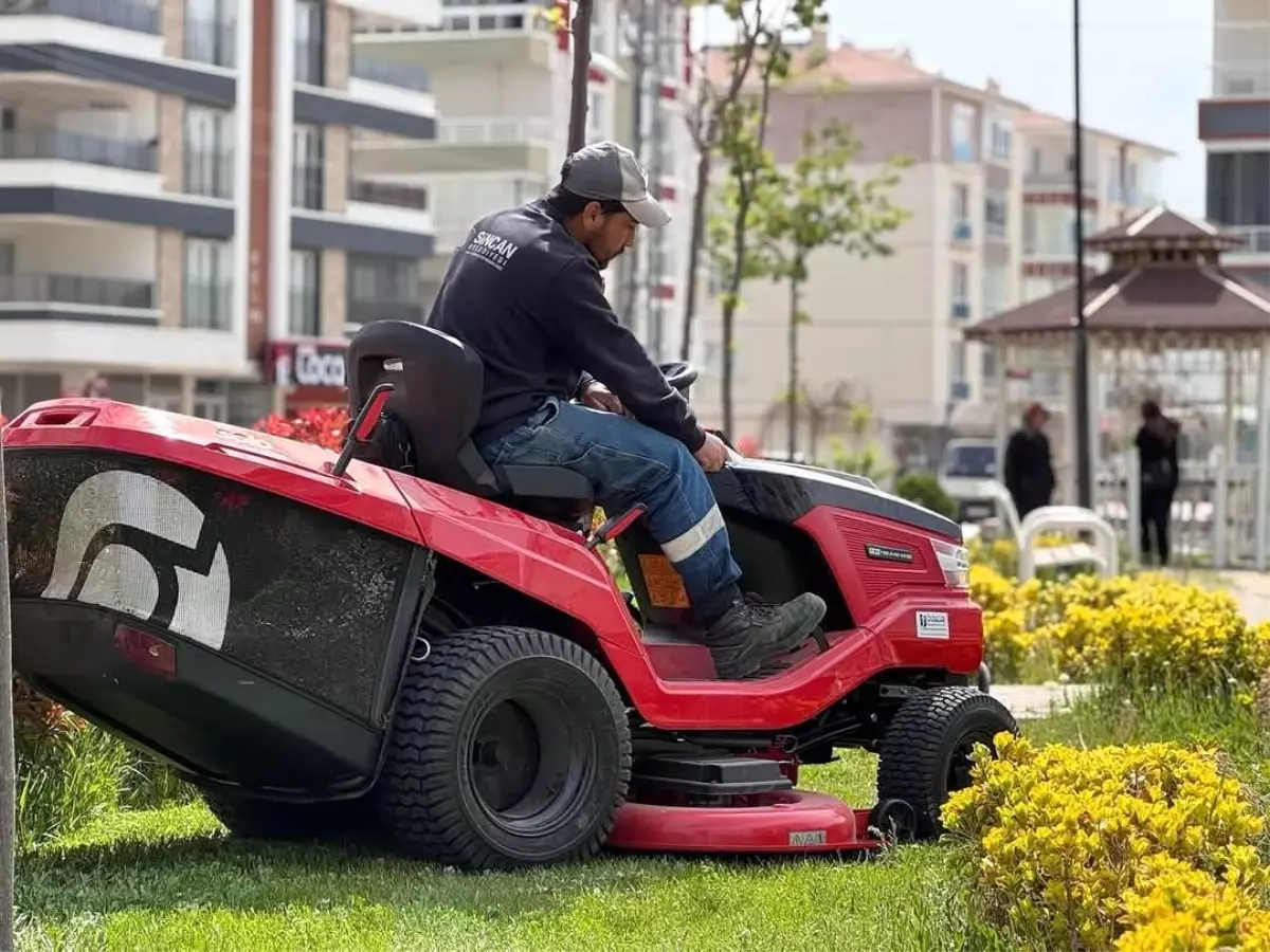 Sincan Belediyesi Yaz Ayları İçin Park ve Bahçelerde Bakım Çalışmaları Yapıyor