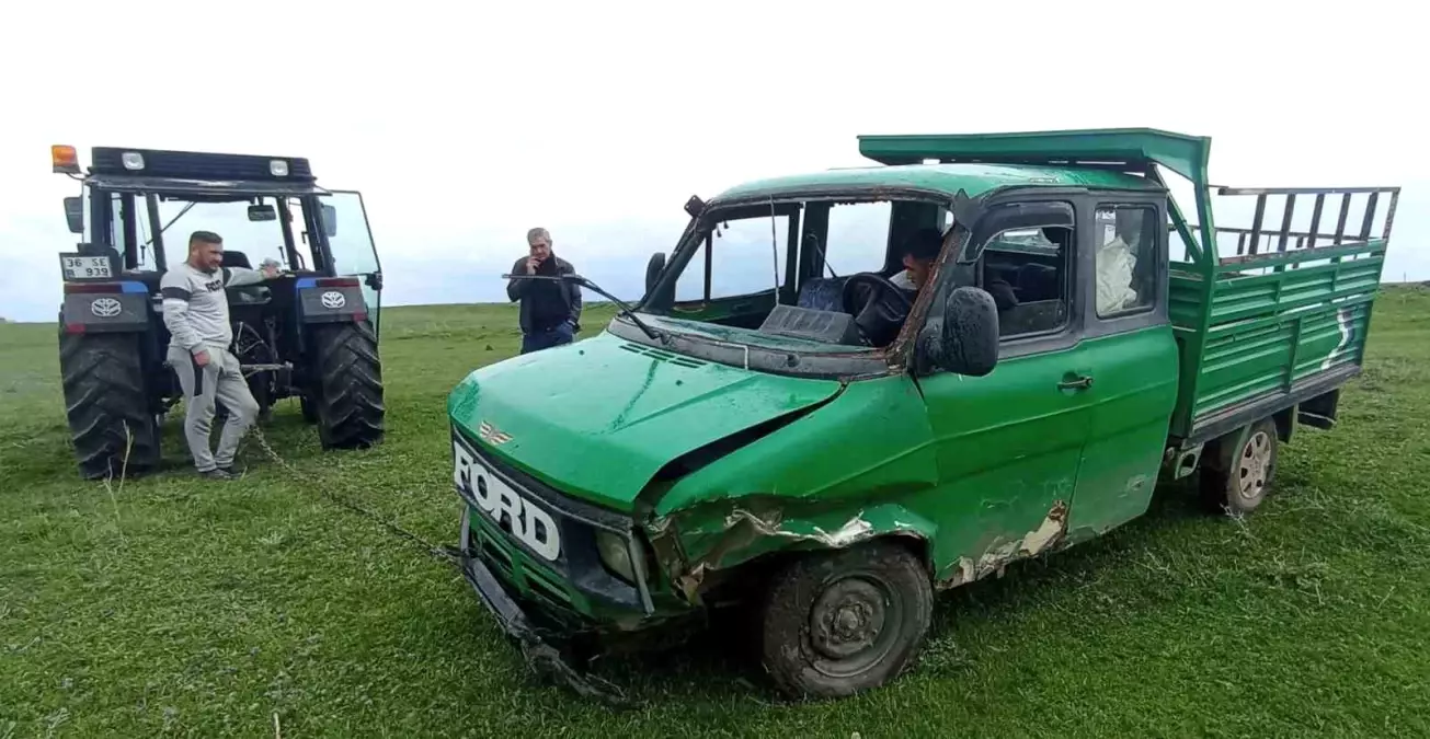 Kars'ta Kamyonet Dereye Uçtu