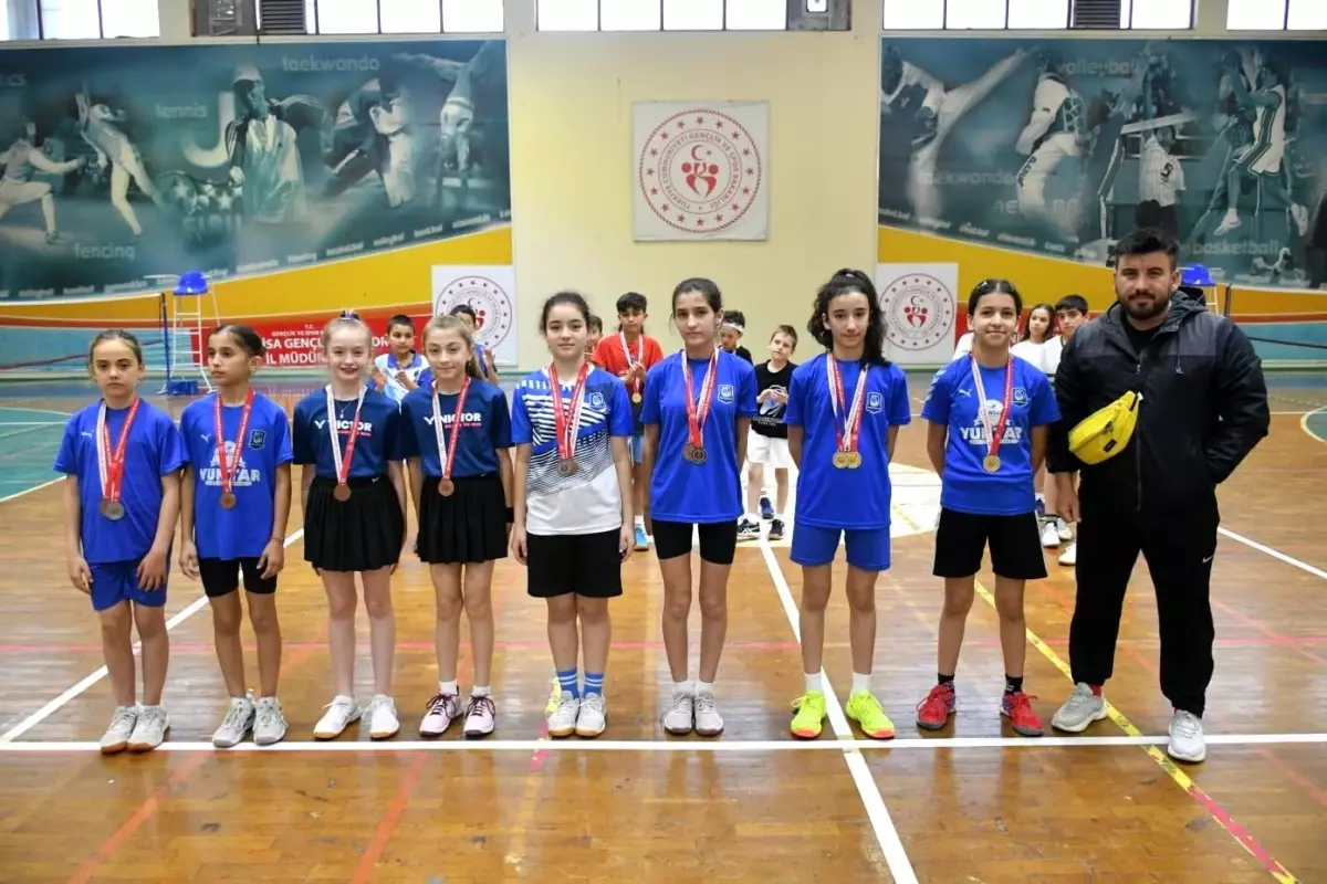 Yunusemre Belediyespor Badminton Takımı İl Birinciliği'ni Zirvede Tamamladı