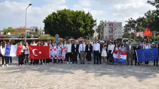 Silifke'de Atık Materyallerle Moda Defilesi