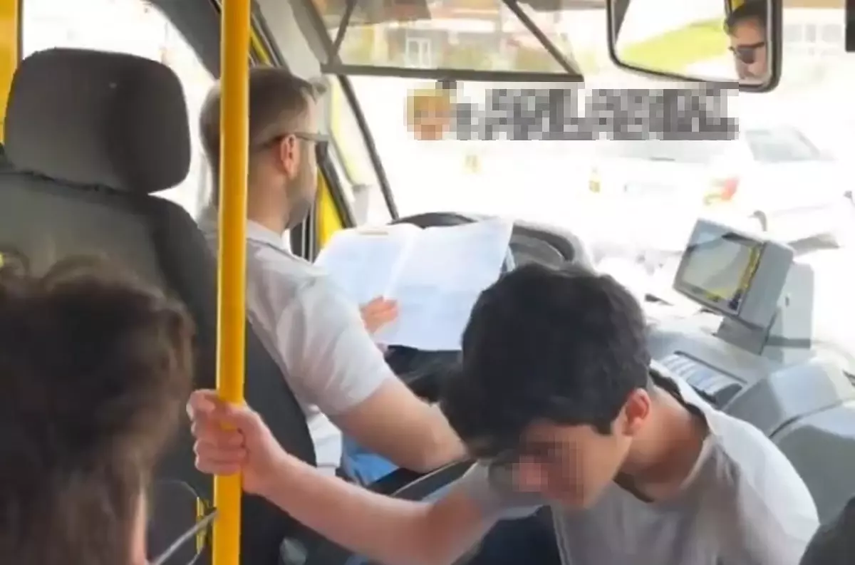 Minibüs Şoförü Seyir Halinde Kitap Okudu