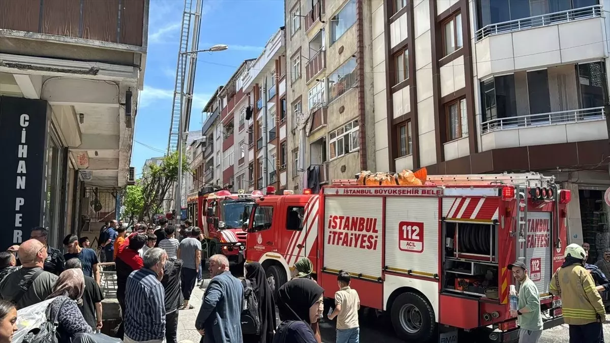 Küçükçekmece'de Çatı Yangını Kontrol Altına Alındı