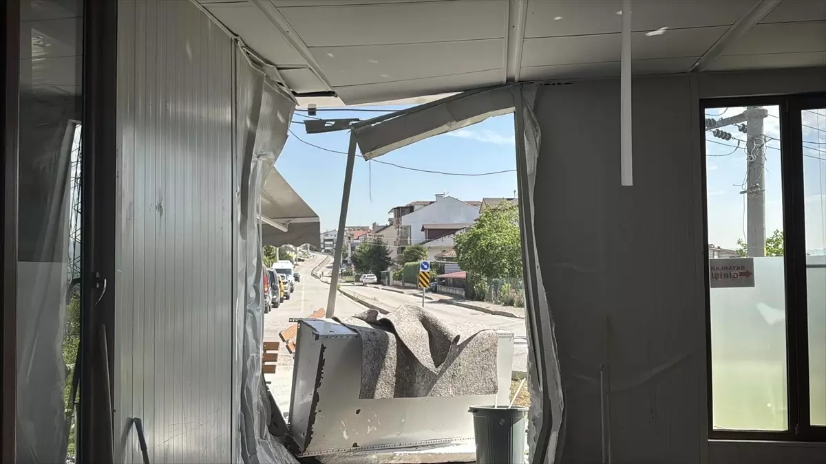 Otomobil Camiye Girdi: Sürücü Yaralandı