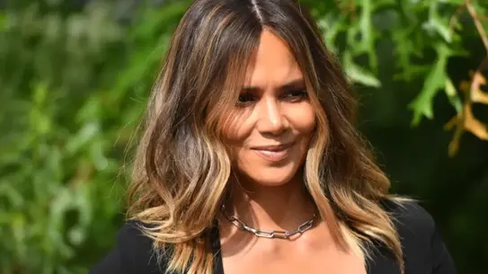 Halle Berry iç çamaşırı giymeden kırmızı halıya çıktı