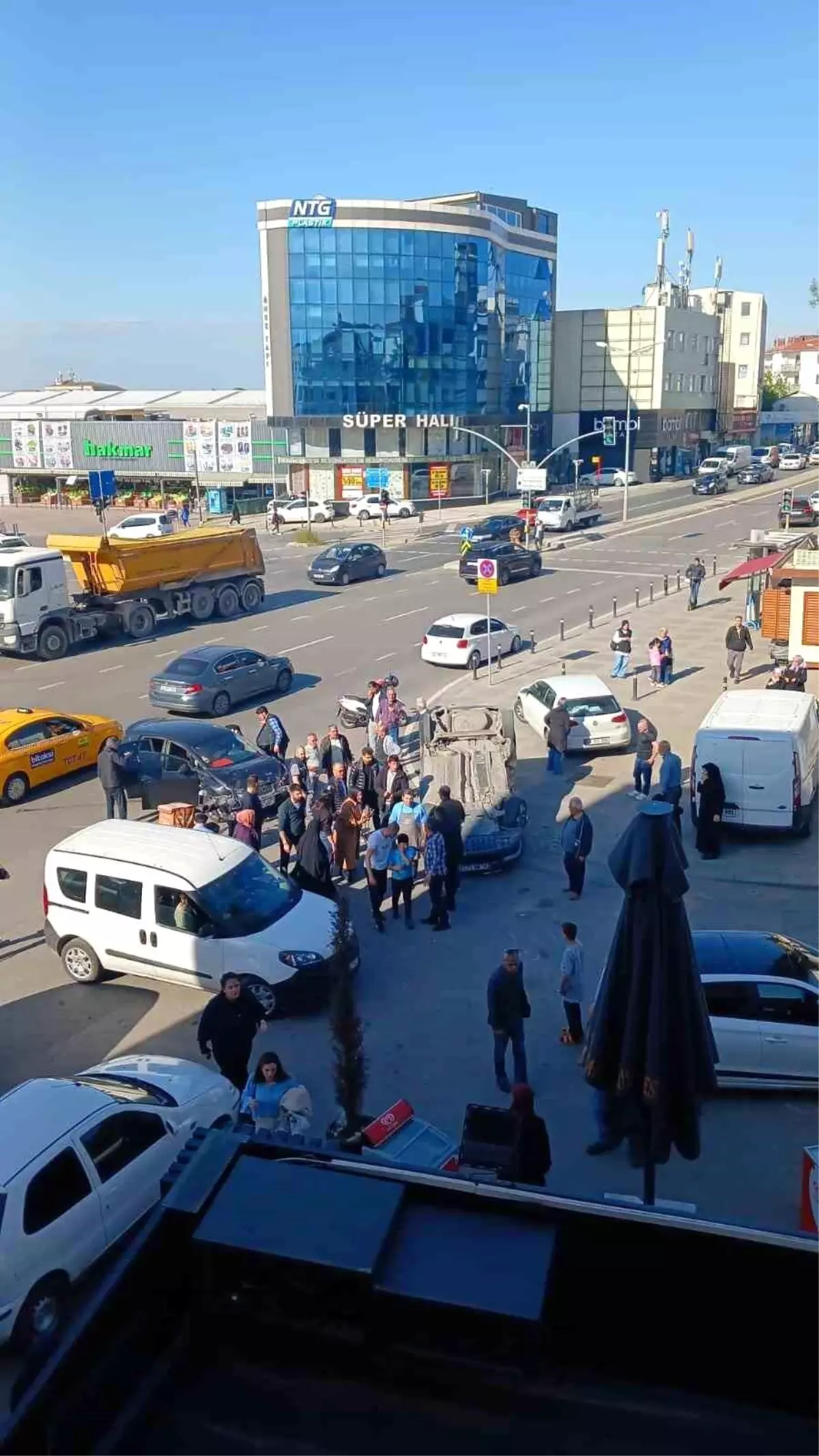 Pendik'te Kırmızı Işık İhlali Kazaya Neden Oldu