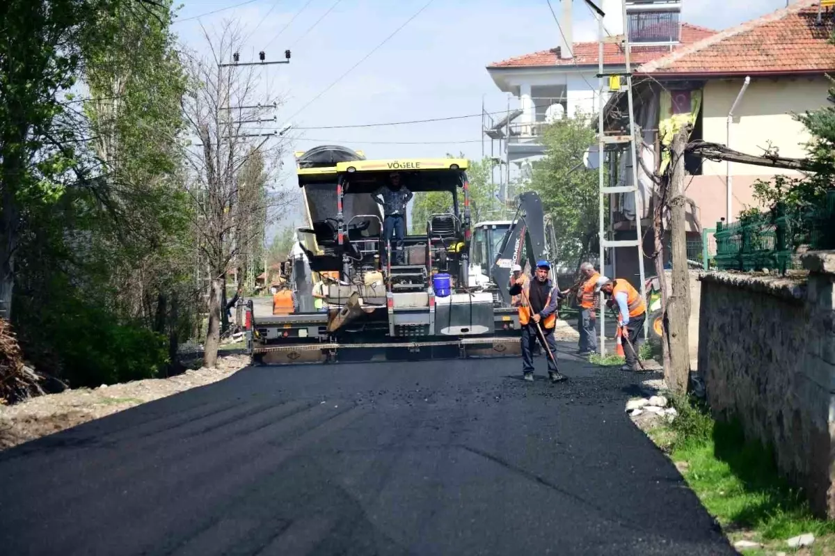 Kahramankazan'da Asfalt Seferberliği Devam Ediyor