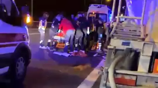 Bolu'da Tır, Yolda Bekleyen İki Kişiye Çarptı