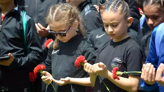 Efsane cimnastikçi Canbaş, karanfillerle anıldı