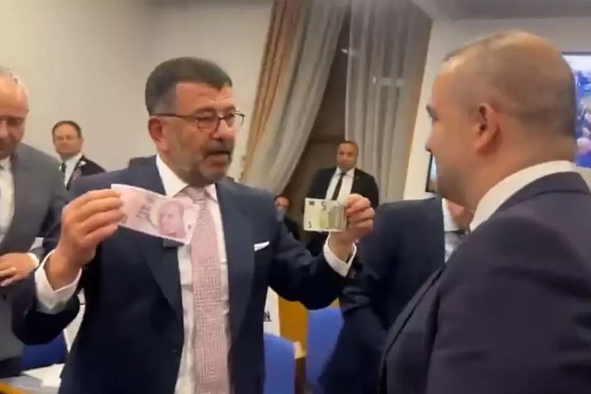 Merkez Bankası Başkanı Karahan'a Meclis'te dövizli protesto