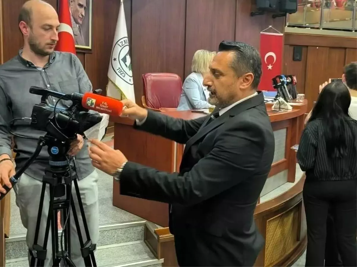 MHP'li Meclis Üyesi Canlı Yayın Kamerasını Bantladı