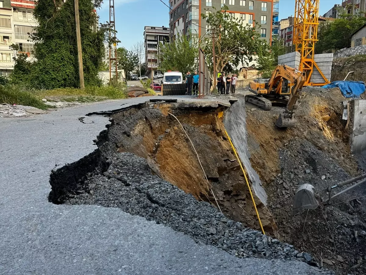 Gaziosmanpaşa'da Yol Çöktü