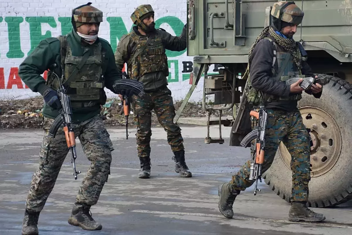 Hindistan 3 bölgeden saldırıyor: Pakistan'ın Keşmir bölgesinde çok sayıda patlama