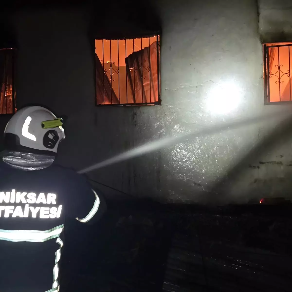 Reşadiye'de Yangın: 3 Ev Kül Oldu