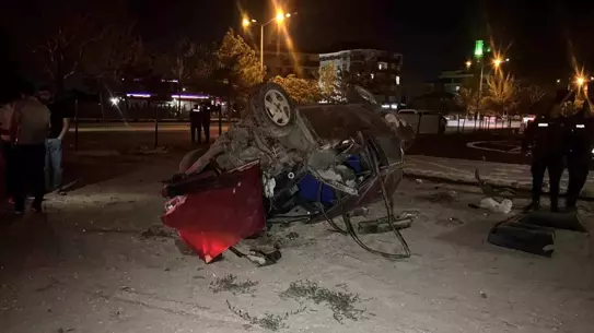 Konya'da Tofaş Kamyona Çarptı, 2 Yaralı