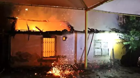 Antalya'da Gecekondu Yangını: Kadın Gözyaşı Döktü