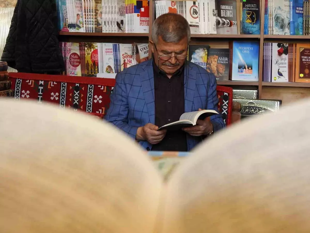 70 Yaşındaki Eşref Savaş, 60 Yıldır Kitap Okuyor