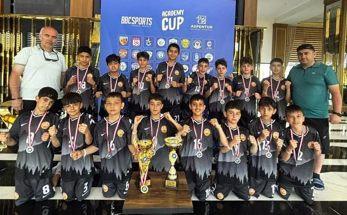 Yıldızkent Spor, Antalya'dan Çifte Kupa ile Döndü